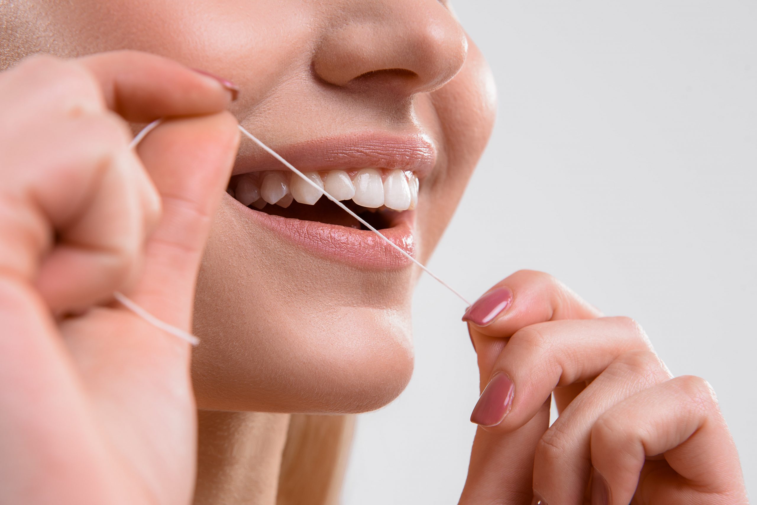 cómo usar el hilo dental