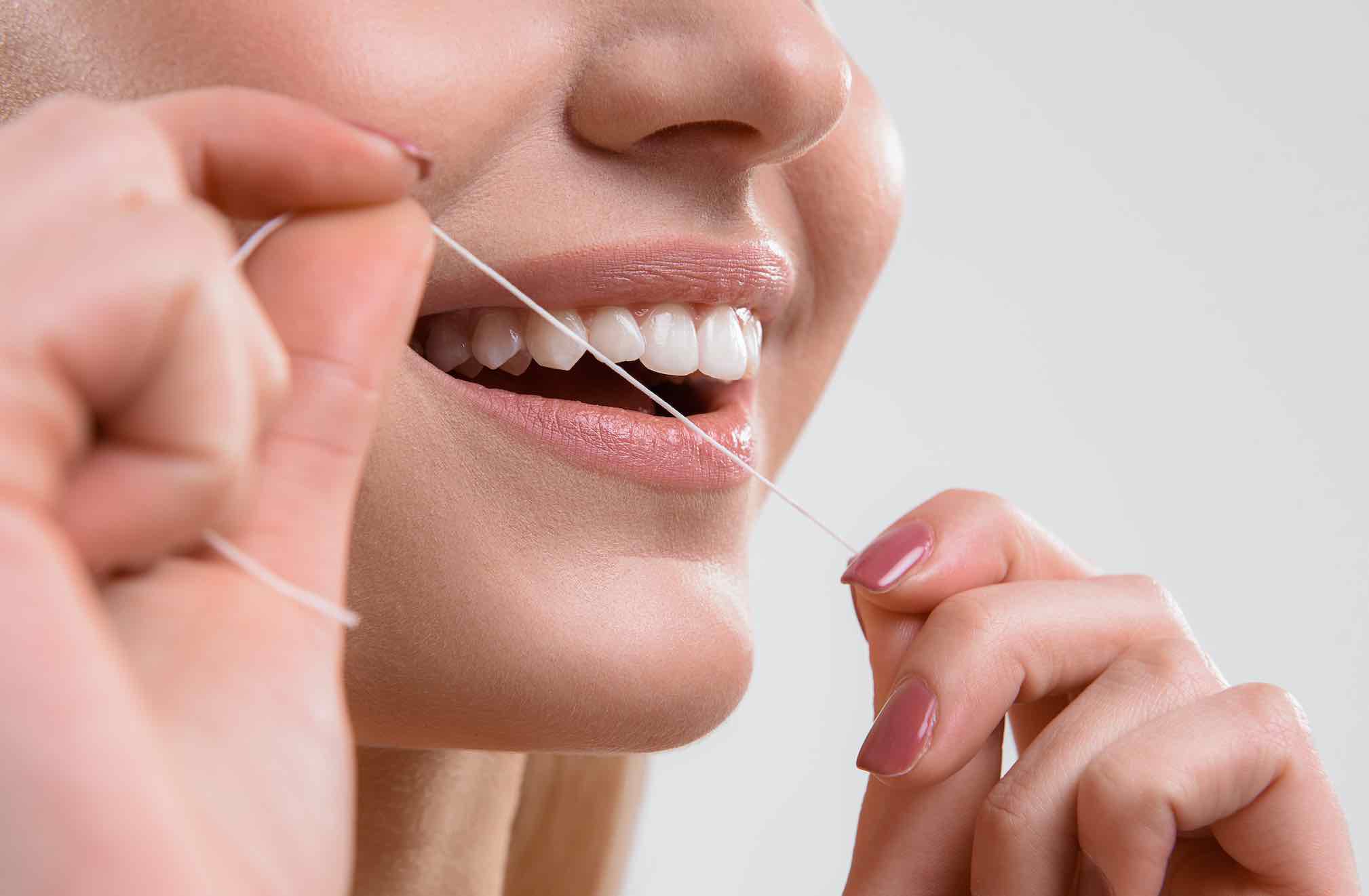Usar hilo dental