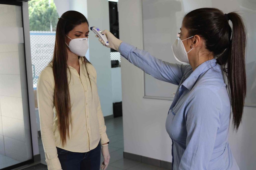 Toma de temperatura en una clínica dental