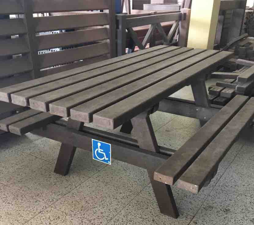 Banco de cepillos de dientes reciclado