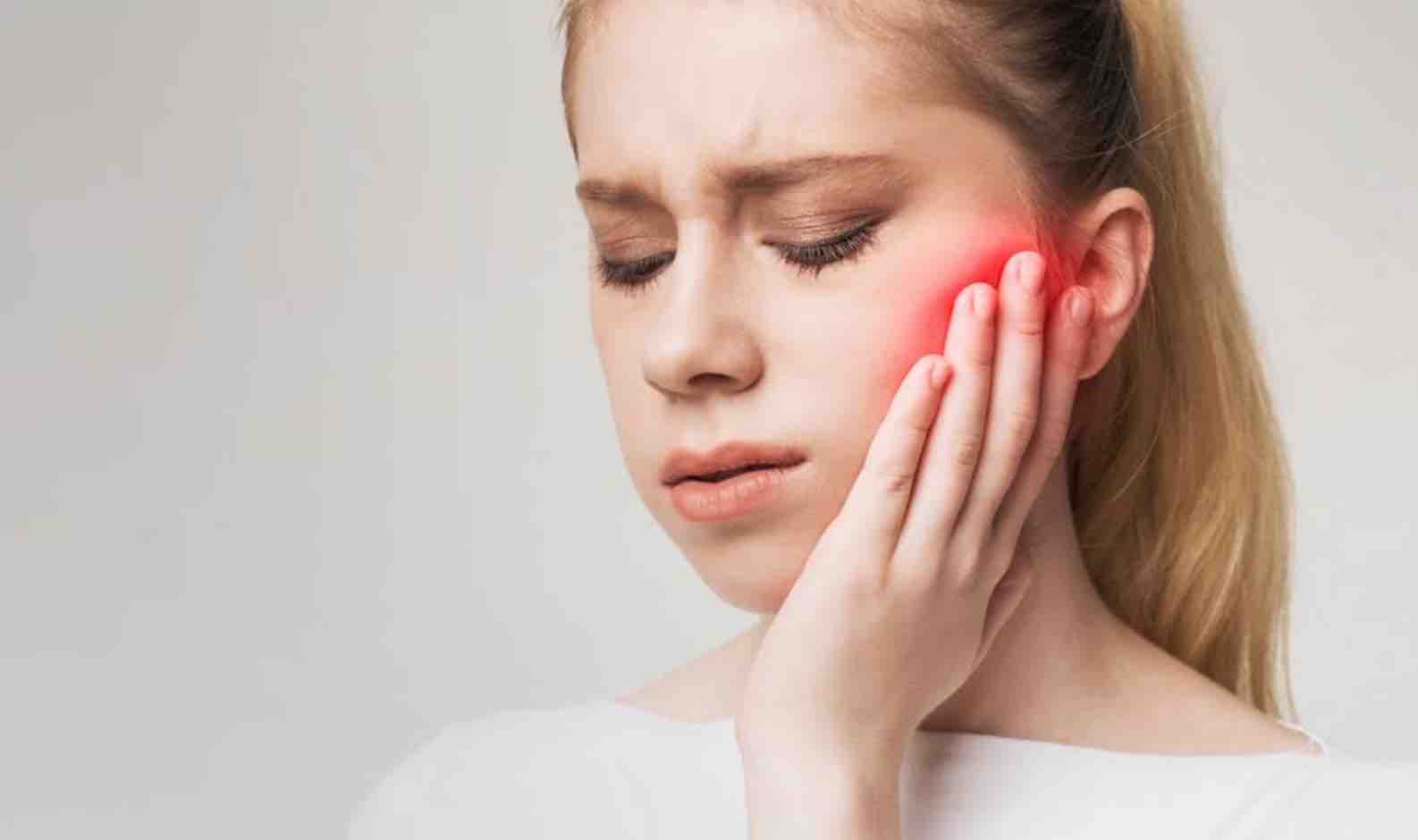 Persona sufriendo de una periodontitis