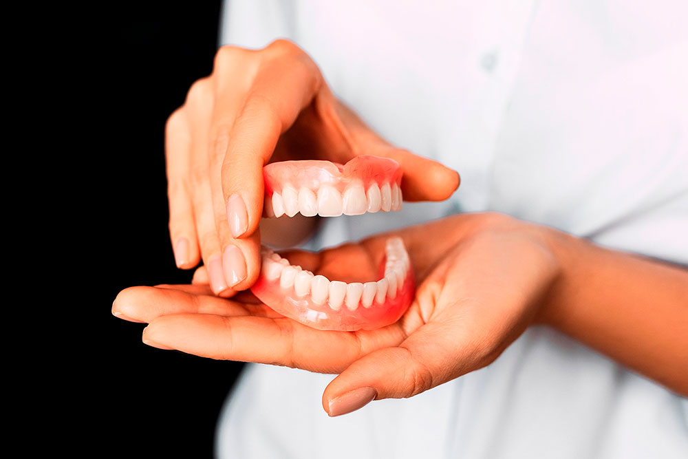 Las dentaduras postizas o los dientes postizos realizados sobre la